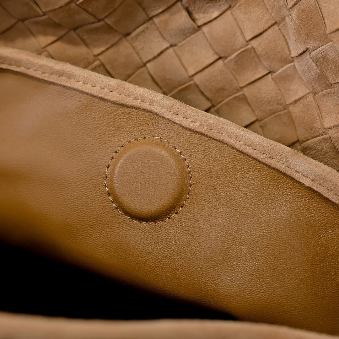 Batch 2160 #Bv Yangjin large size HOP cowhide, the bag body and handles are made of a whole piece of woven leather. The bag body is soft and lazy. Hop symbolizes the praise of innovation and eternal craftsmanship [love]. The pyramid silhouette combines practicality and fashion. Modern and casual, the bag mouth is double-sided closed design, more convenient and safe! Made of soft cowhide and full of texture, this is a must-have for fashionable ladies who like minimalism, comfort and casualness! Model: 3970 Dimensions: 54x24x13